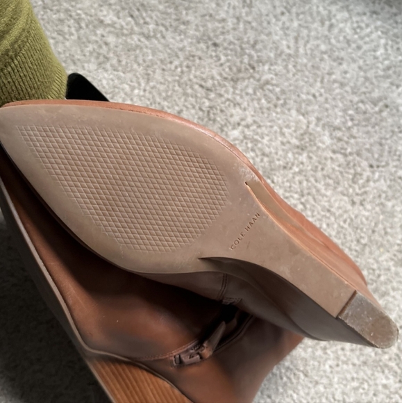 Shoe's - Picture 2 of 2